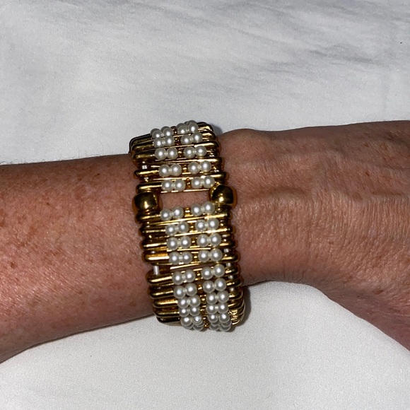 Antique style handmade Bracelet with gold tone safety pins and pearl beads - Picture 3 of 4
